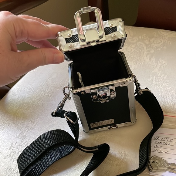 Vaultz reinforced locking camera case, beach Crossbody, travel case, used once - Picture 2 of 10